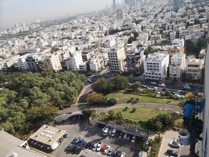 התקנת-שלטים-בגובה-001