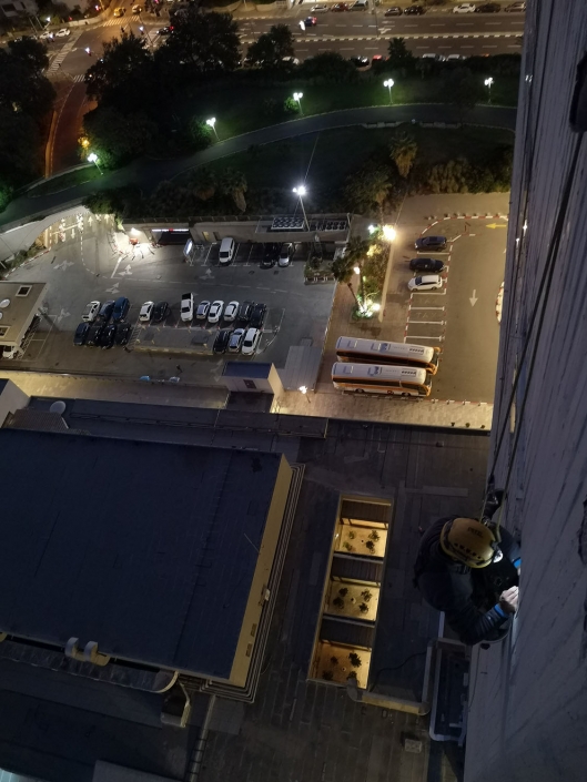 התקנת-שלטים-בגובה-004